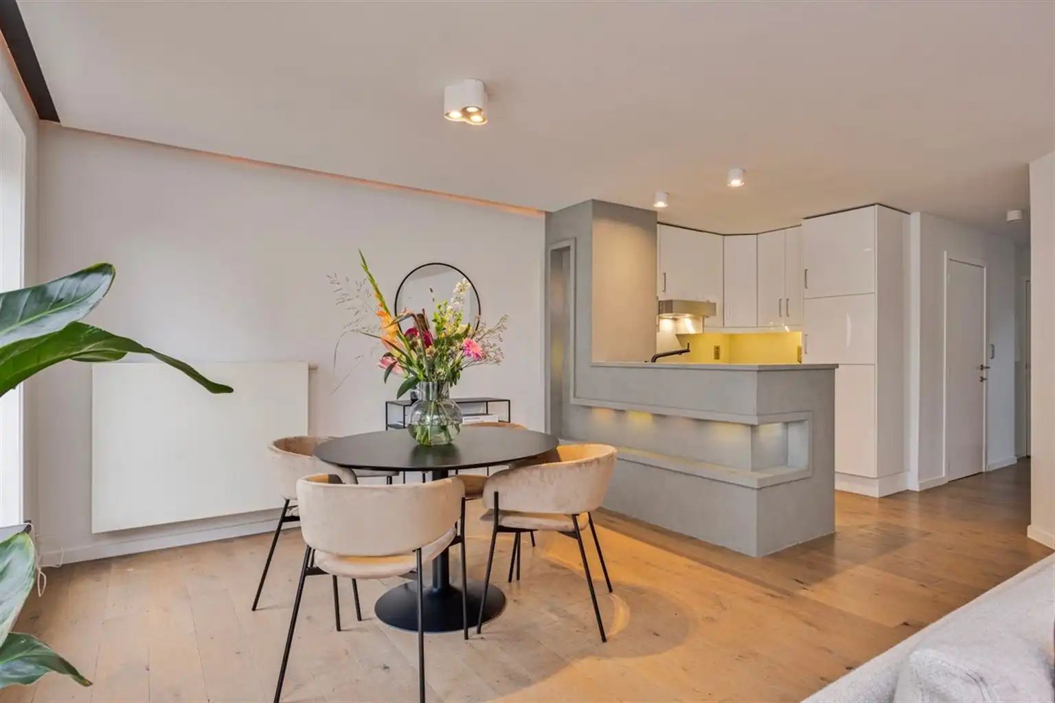 Gezellig, gerenoveerd 1-slaapkamerappartement met dressing/bureelruimte op een toplocatie nabij de Markt van Maaseik. foto 3