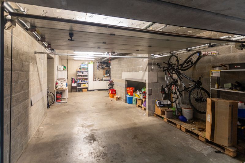 Rustig en toch centraal gelegen, instapklare,  halfopen woning met 4 slaapkamers, tuin en zeer ruime garage (energielabel B, elektriciteit goedgekeurd, zonnepanelen...) foto 15