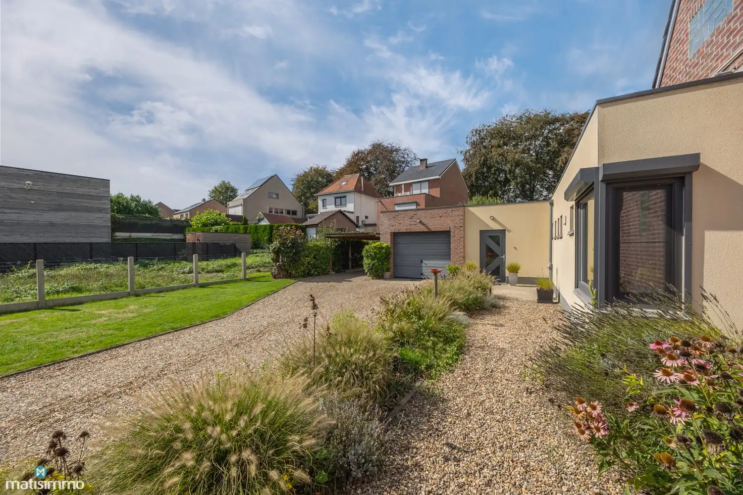 INSTAPKLAAR GERENOVEERDE WONING MET 3 SLAAPKAMERS, GARAGE, CARPORT EN PRACHTIGE TUIN NABIJ HET KANAAL EN DE MAAS IN LANAKEN foto 3