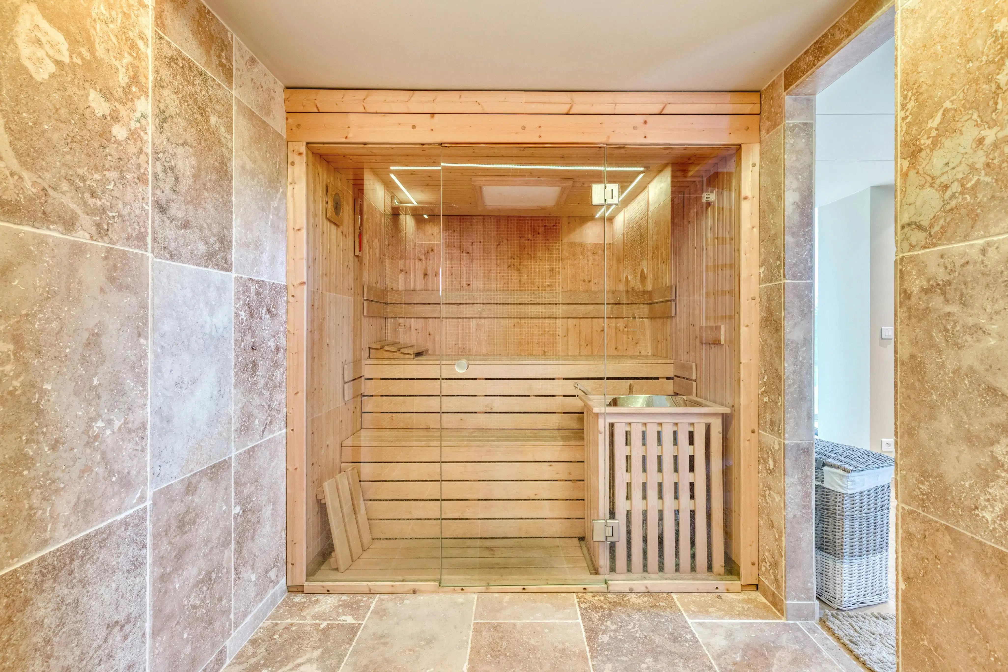 Gerenoveerd huis met wellness te koop in Zottegem foto 11