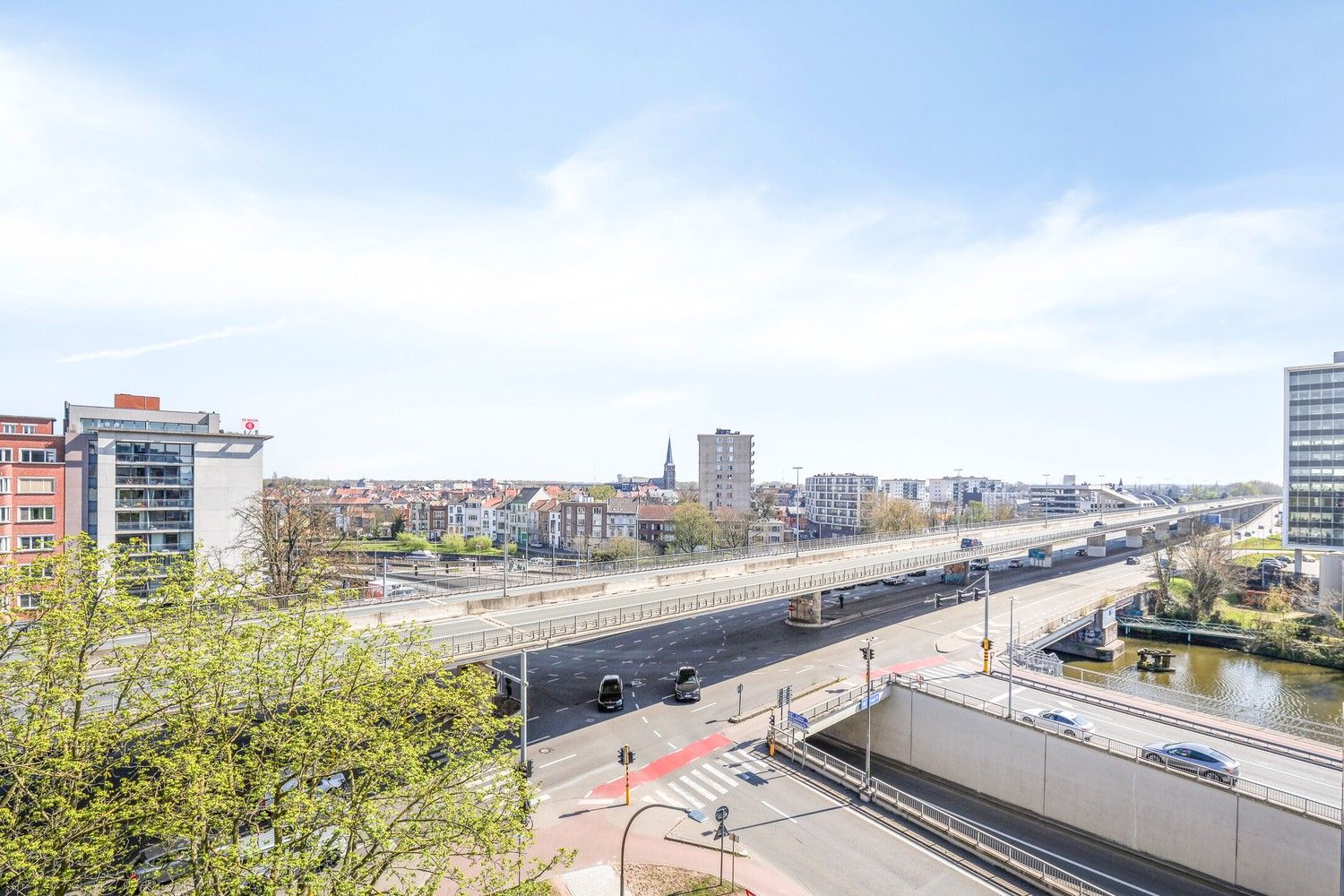 Goed onderhouden, ruim twee slaapkamer appartement met terras foto {{pictureIndex}}
