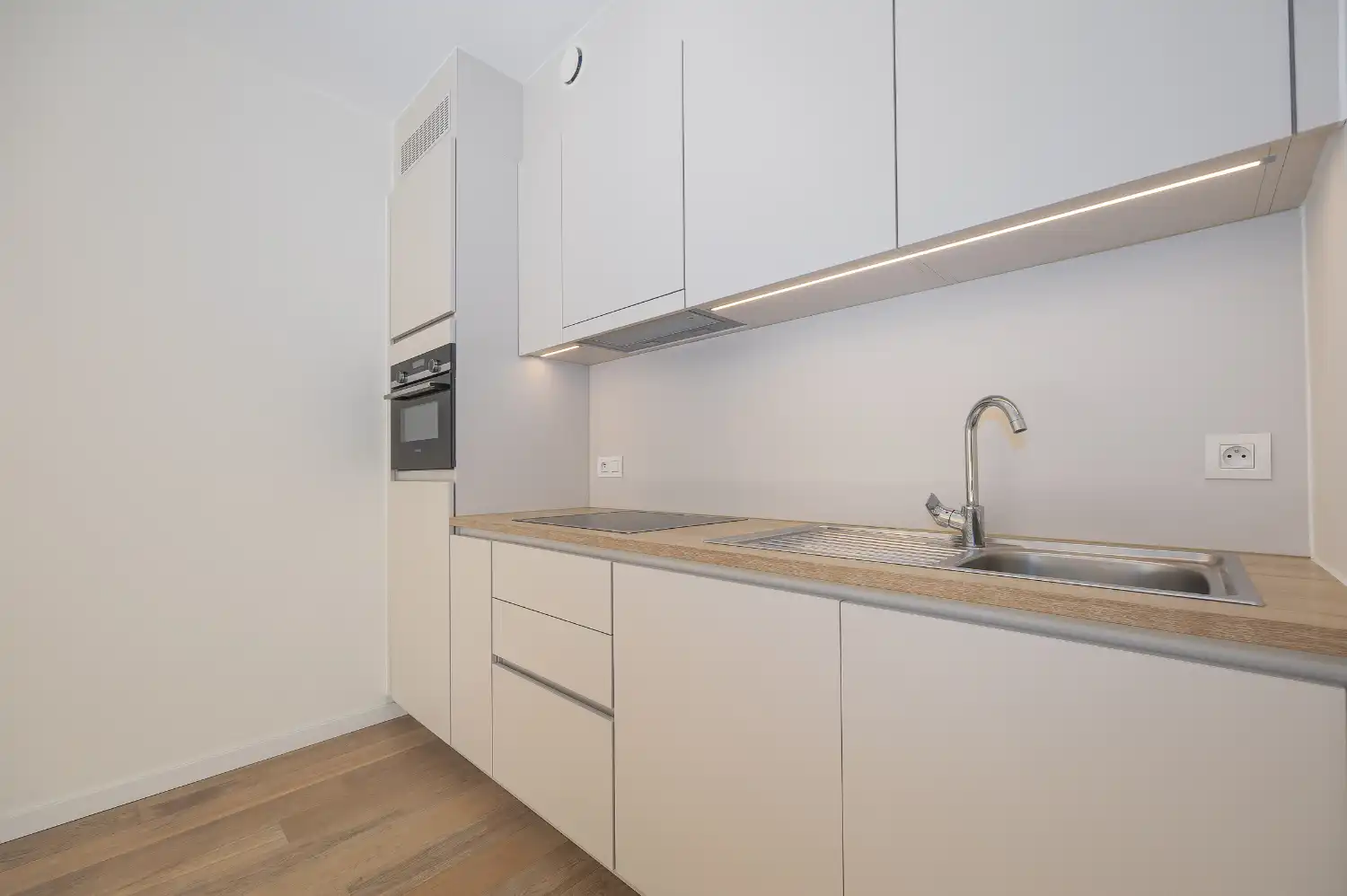 Assistentie-appartement met zijdelings zeezicht op steenworp van de zeedijk. foto 5