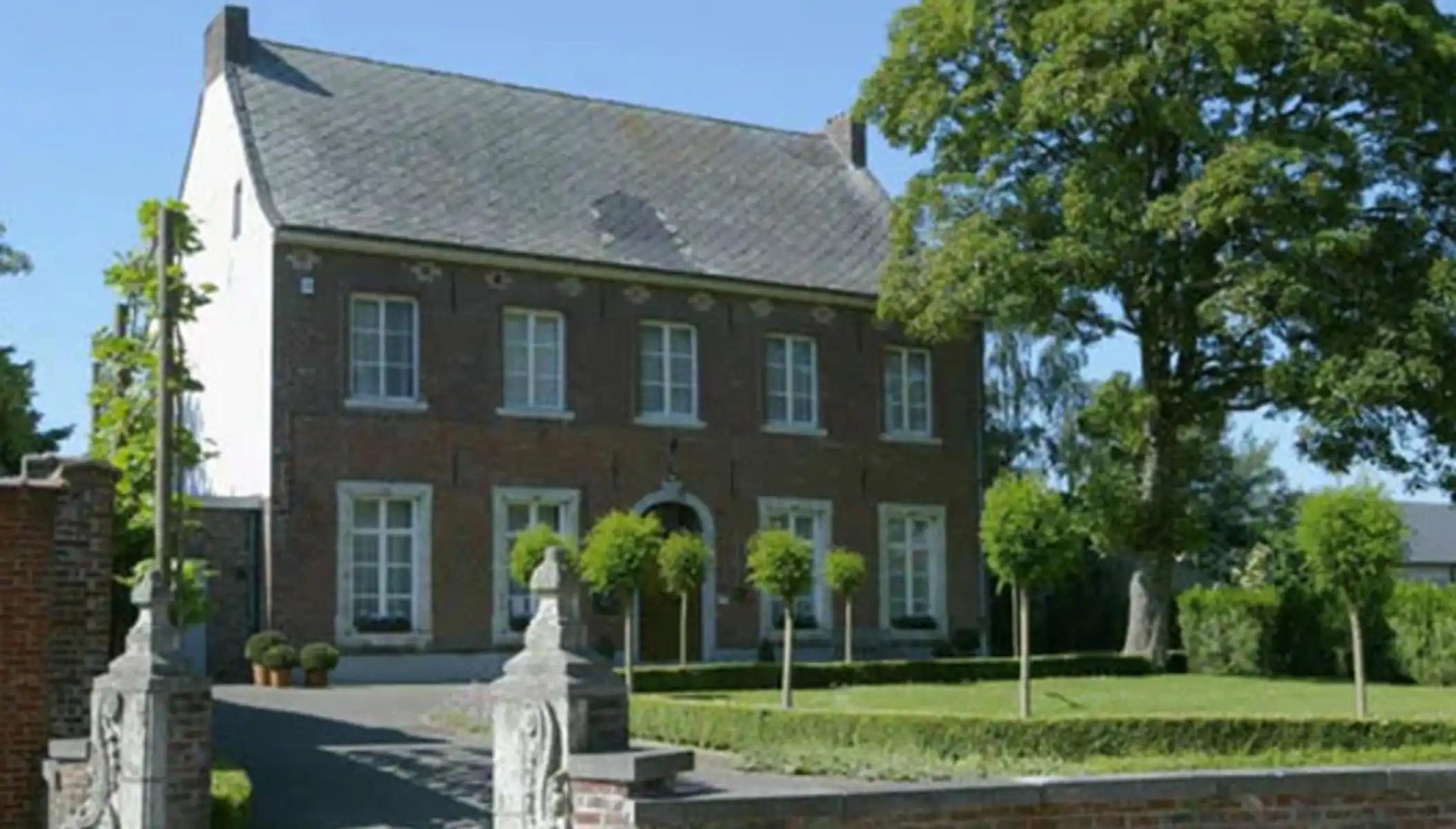 Zeldzame pastorie met monumentale tuin en commerciële potentie foto 3