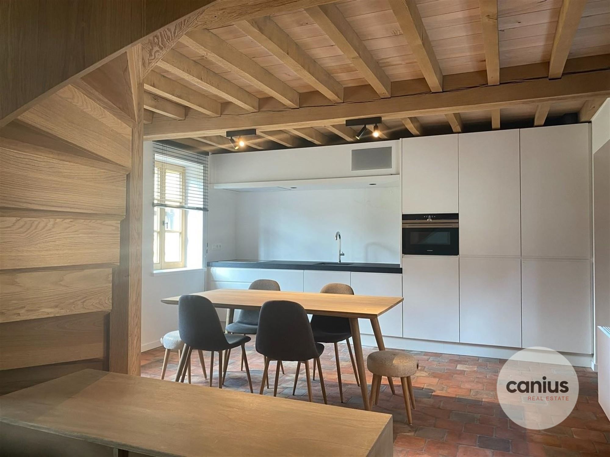 KARAKTERVOLLE GEMEUBELDE WONING MET 1 SLK + TUIN foto 2