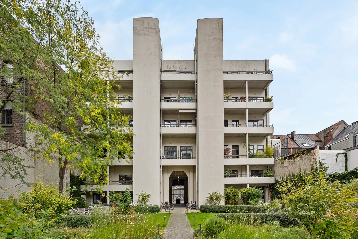MATCHED: kevin@wellimmo.net voor meer info! Zalige loft van 161m² (EPC A!) met zonnepanelen en heerlijk zonneterras in rustig, groen woonerf aan het Eilandje! foto {{pictureIndex}}