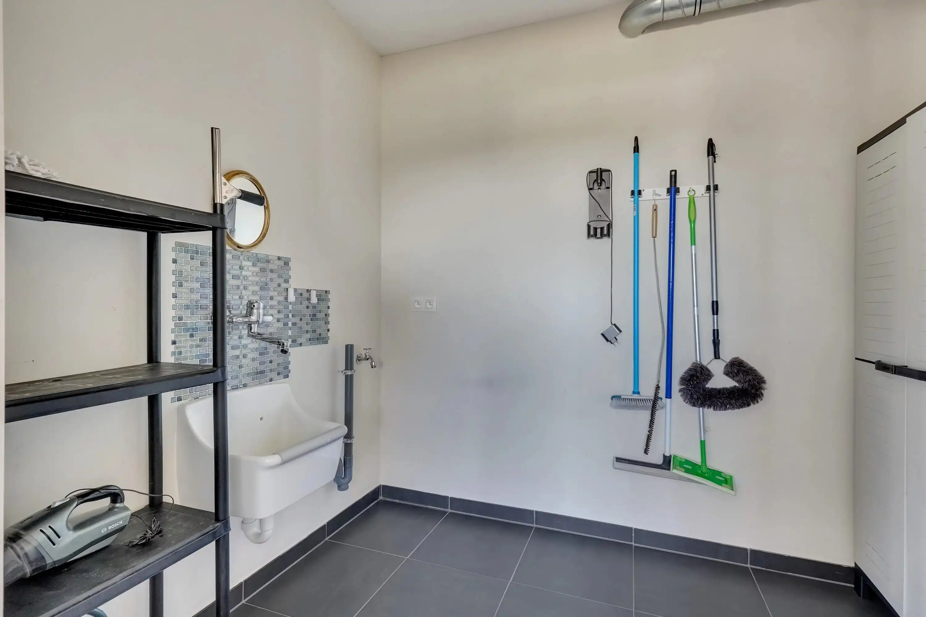 Instapklaar appartement met terras aan centrum Bilzen foto 10