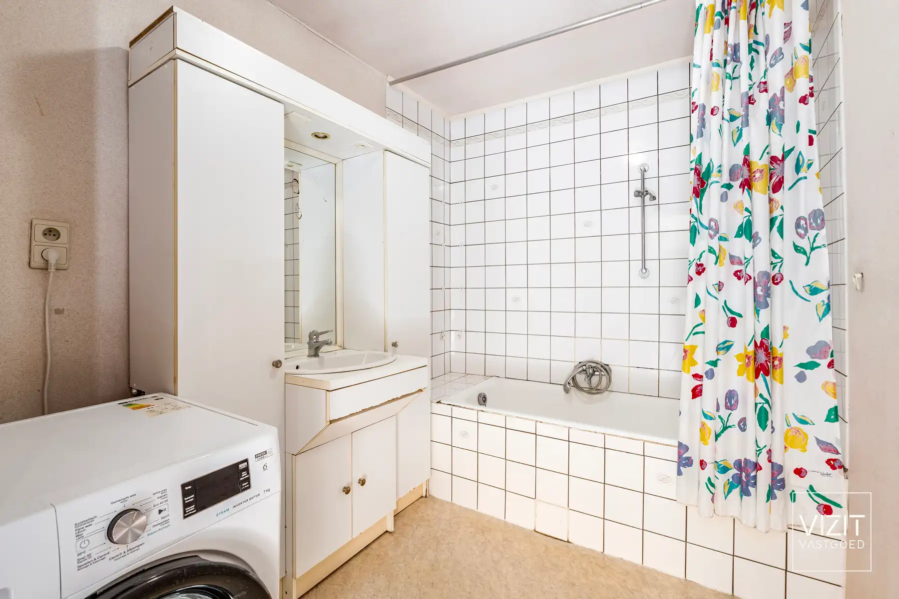 Te renoveren woning met ruime garage en tuin! foto 10