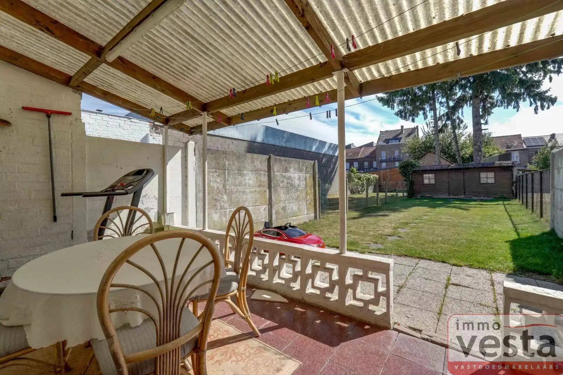 Ruime, te renoveren stadswoning met grote tuin foto 17