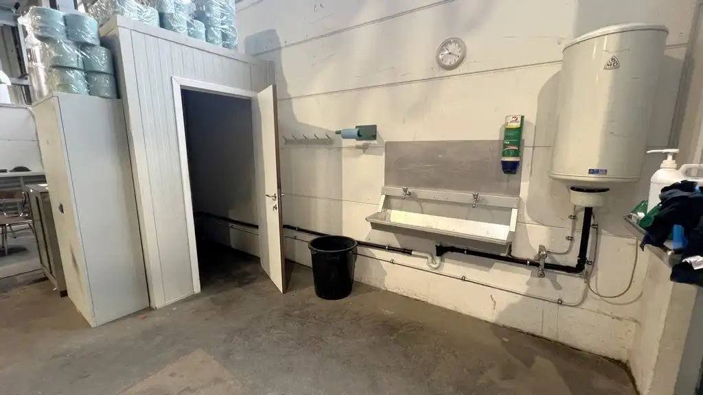 Magazijn met rolbrug en kantoren nabij N47 in Zele foto 16