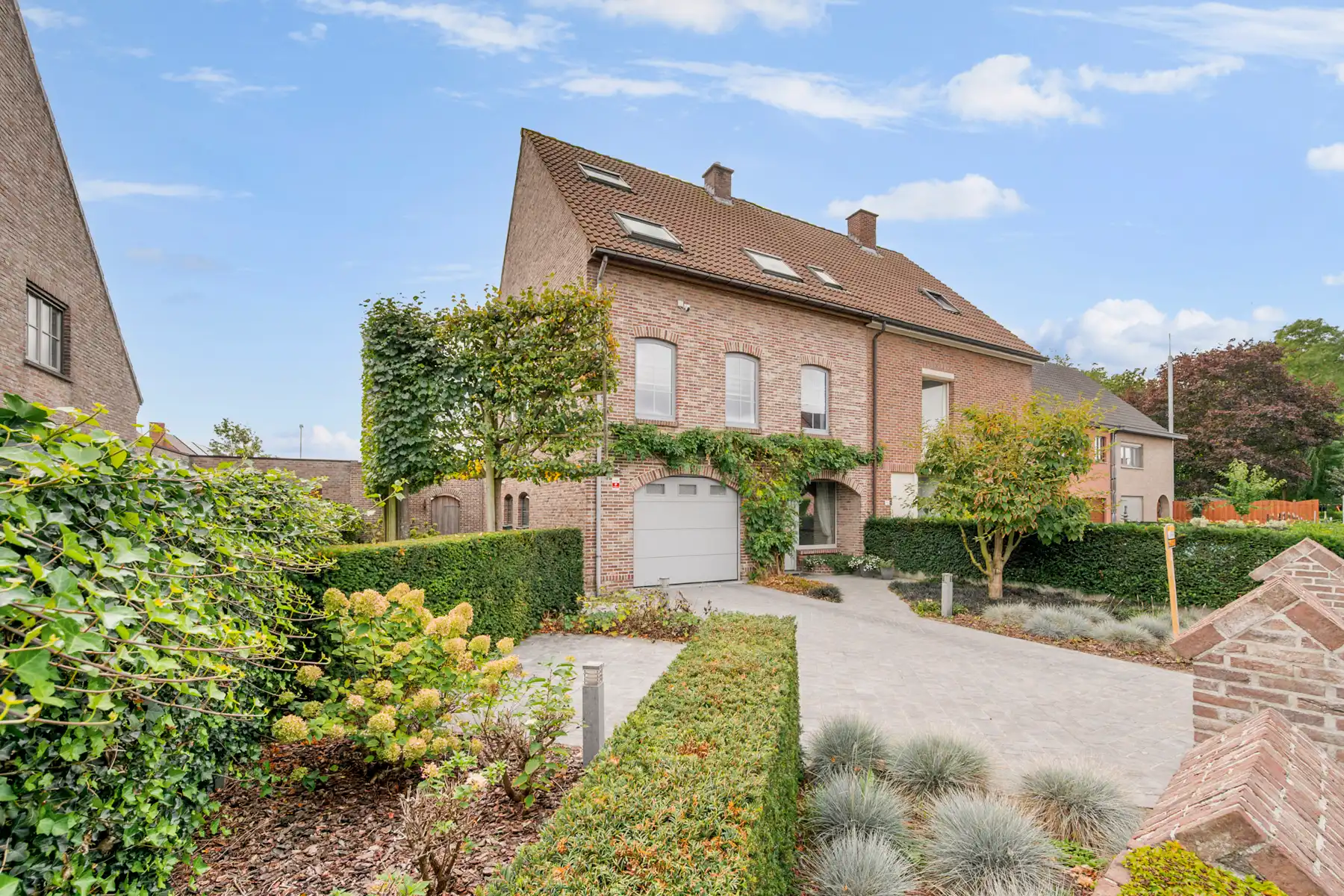 woning met 4 slaapkamer, tuin en garage op rustige ligging foto {{pictureIndex}}