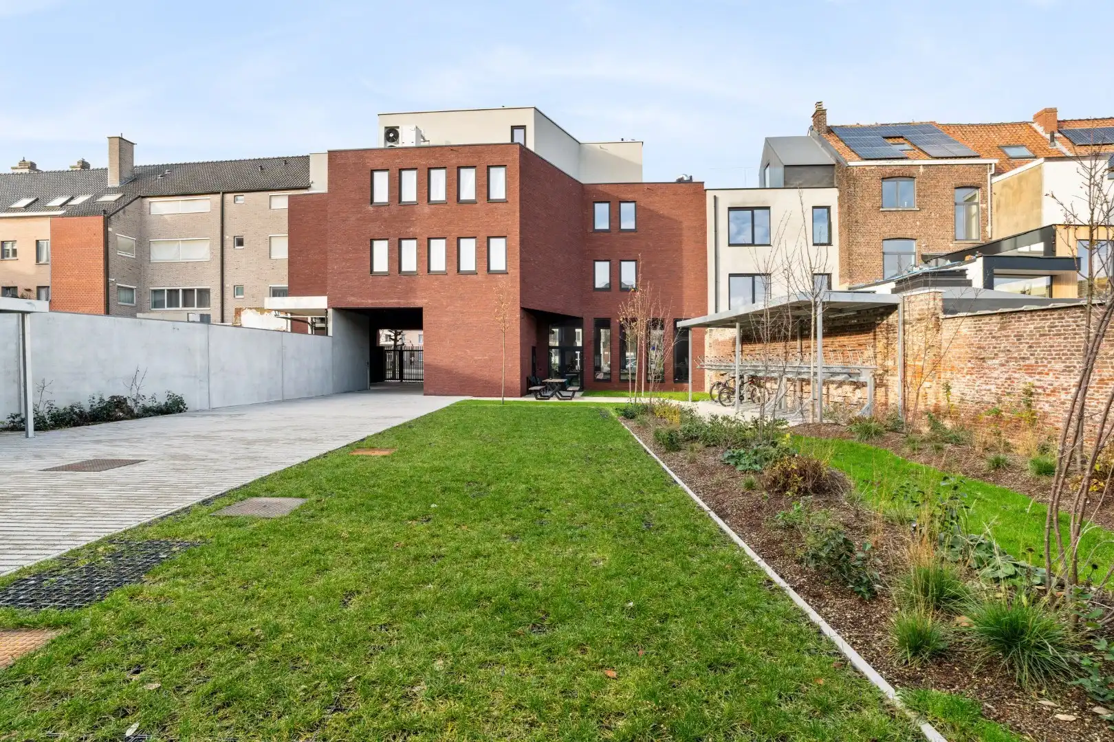 Gelijkvloerse nieuwbouwstudentenkamer met privébadkamer in hartje Kortrijk foto 5