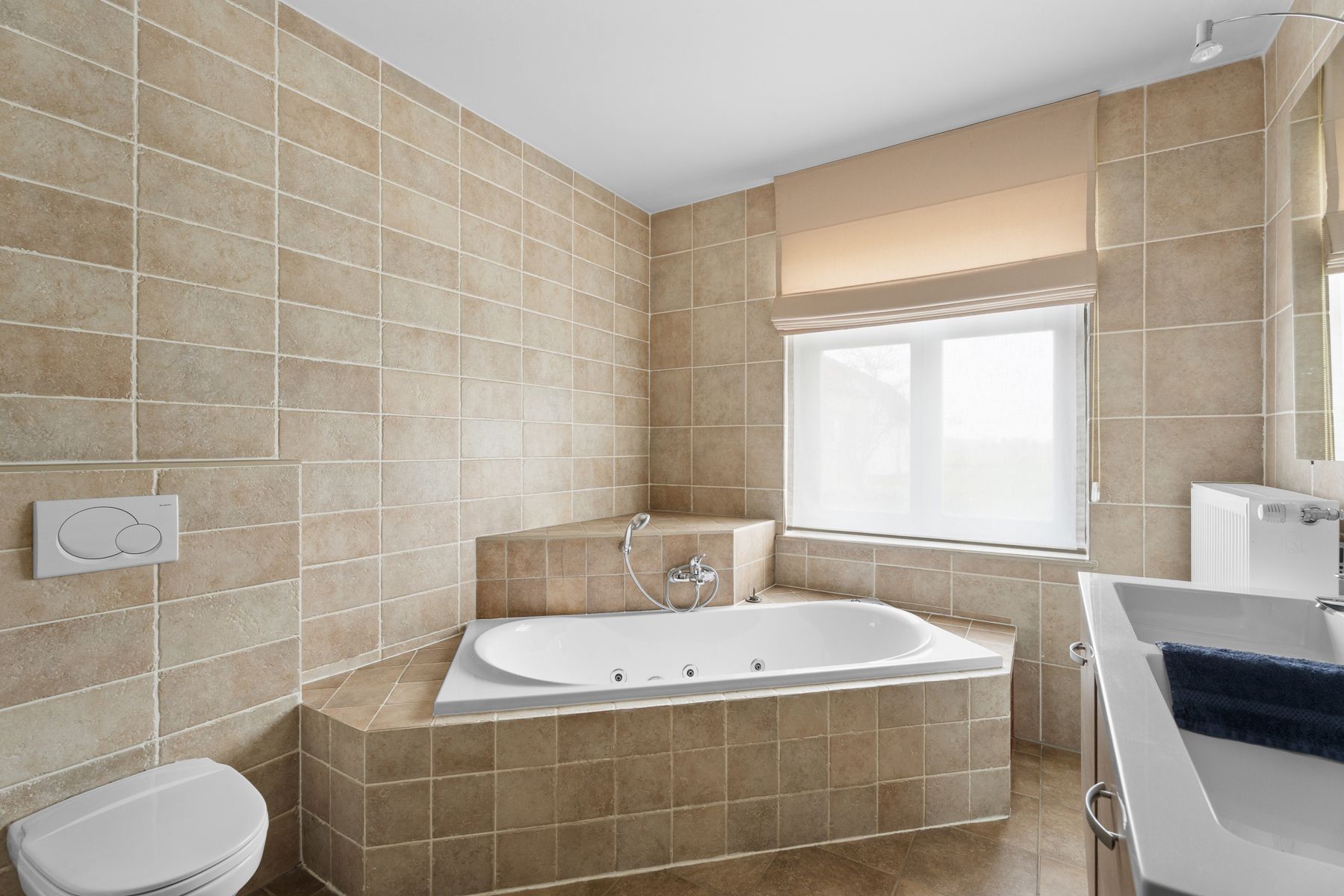 Unieke woning met een openzicht te Knesselare! foto 9