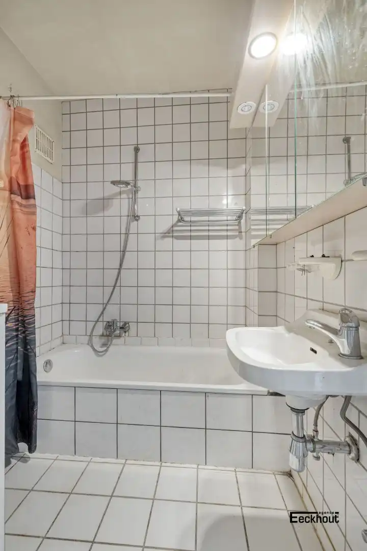 Op te frissen 2 slaapkamer appartement in hartje Oostende! foto 16