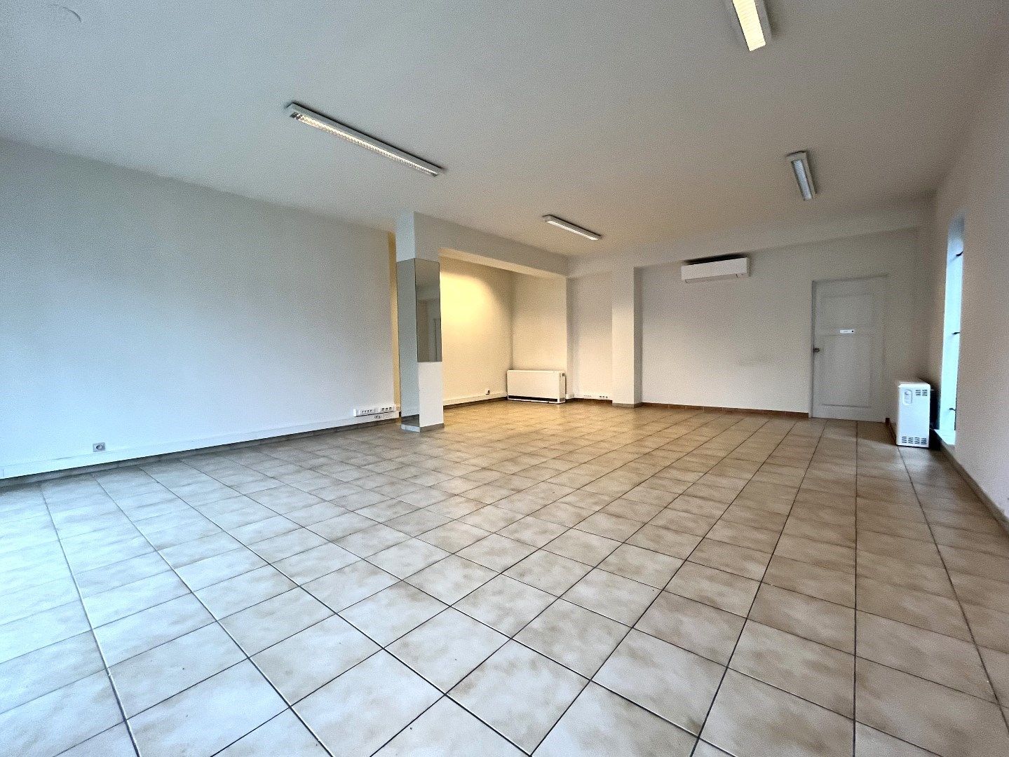 Handelsruimte met inpandige garage op toplocatie foto 5