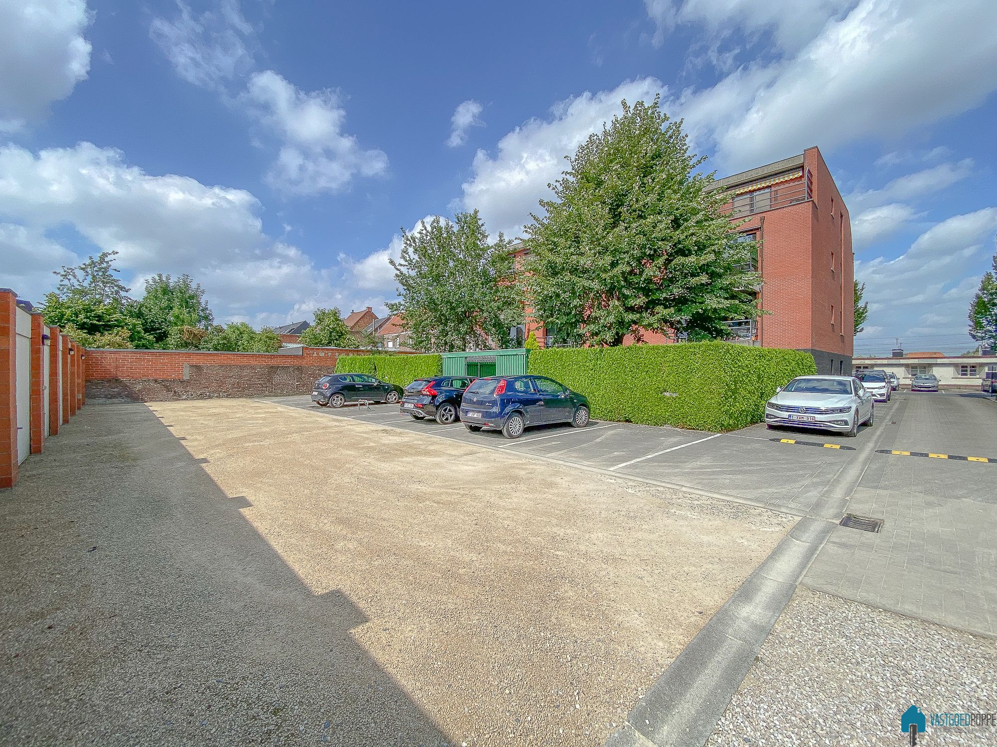 Ruime flat met autostaanplaats foto 2