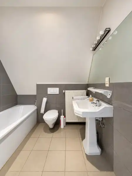 Klassevolle villa met royale ruimtes en mooie tuin in een residentiële buurt foto 23