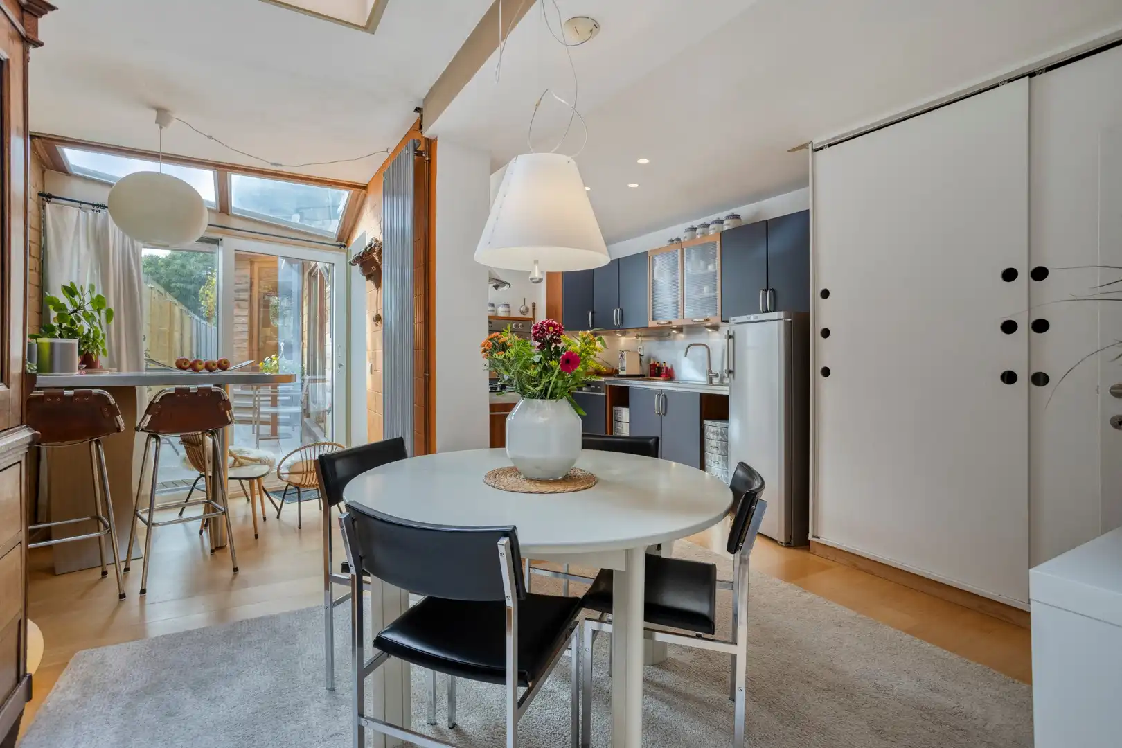 Bijzonder charmante en karaktervolle gerenoveerde woning met 4 slaapkamers, diepe tuin en handelsmogelijkheid foto 10