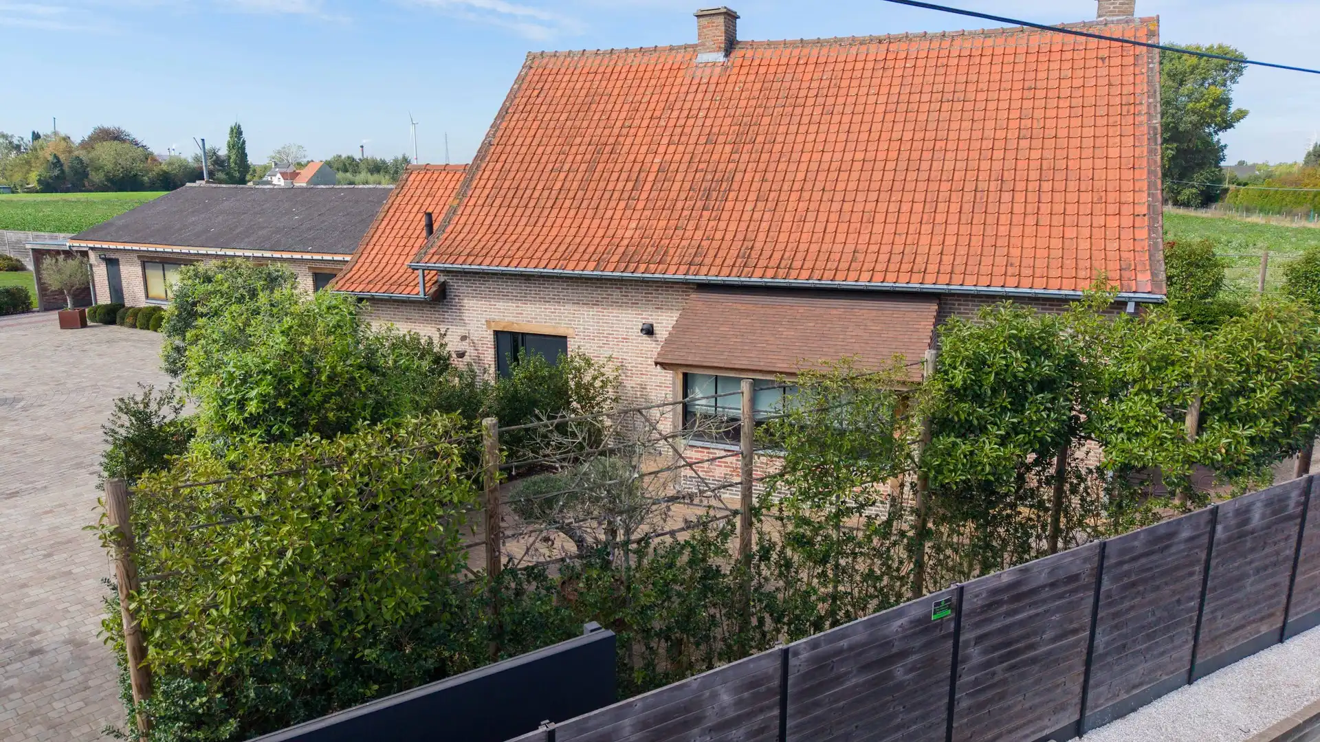 LANDELIJK GELEGEN WONING MET MAGAZIJN EN APARTE STUDIO foto 8