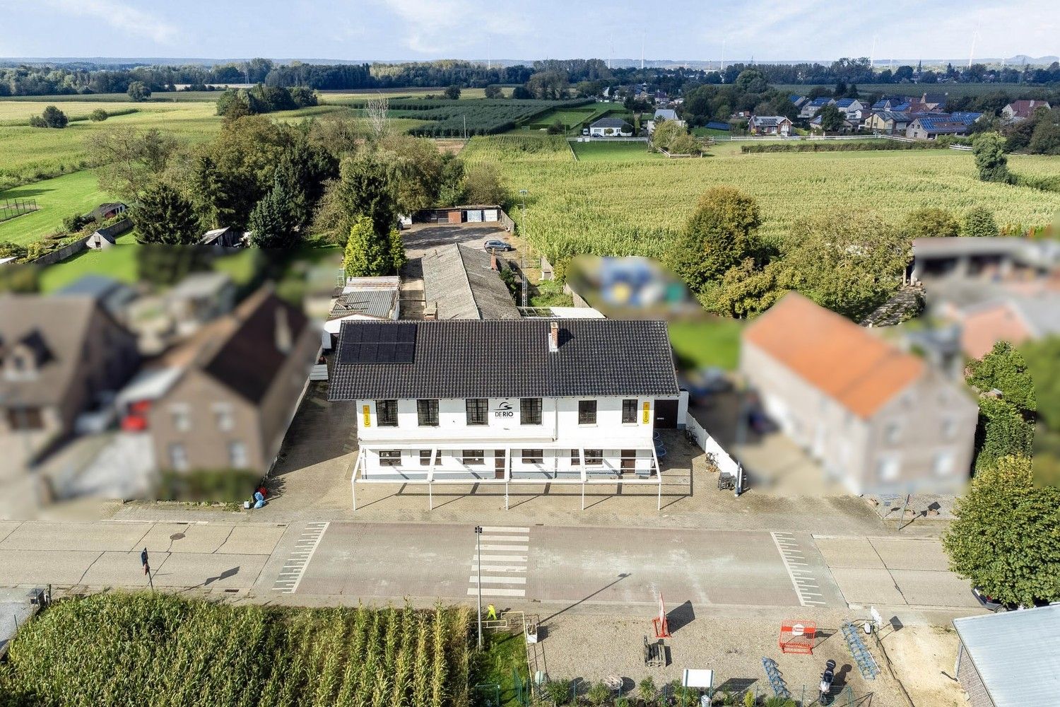 Handelspand/brasserie met naastliggende woonentiteiten te koop in het gezellige Uikhoven, Maasmechelen. foto {{pictureIndex}}