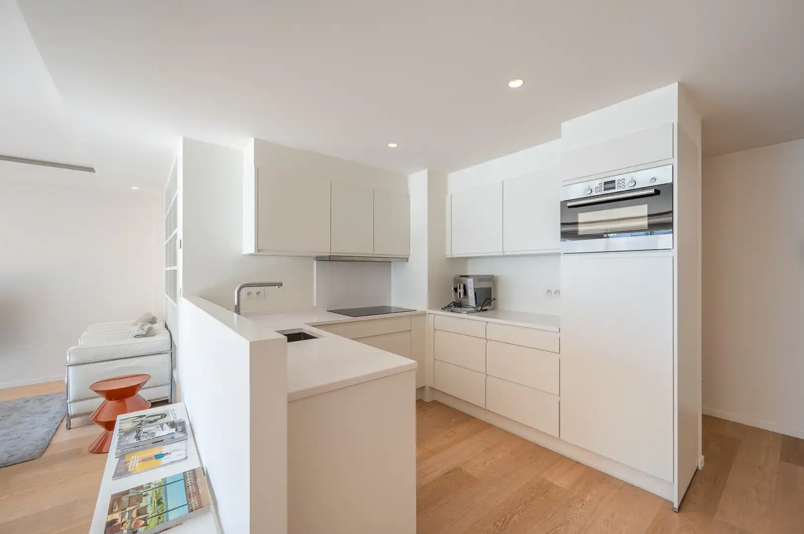 Hedendaags appartement genietend van een open zicht, centraal gelegen op de Kustlaan in het Zoute. foto 8