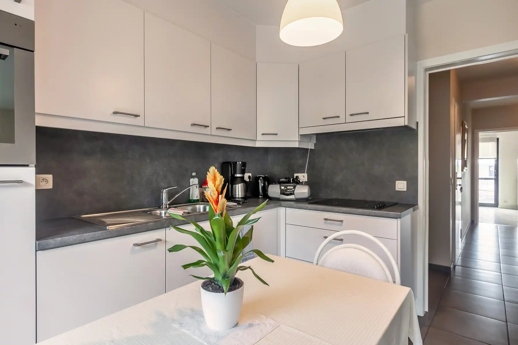 Lichtrijk appartement met autostaanplaats en prachtig zicht foto 17