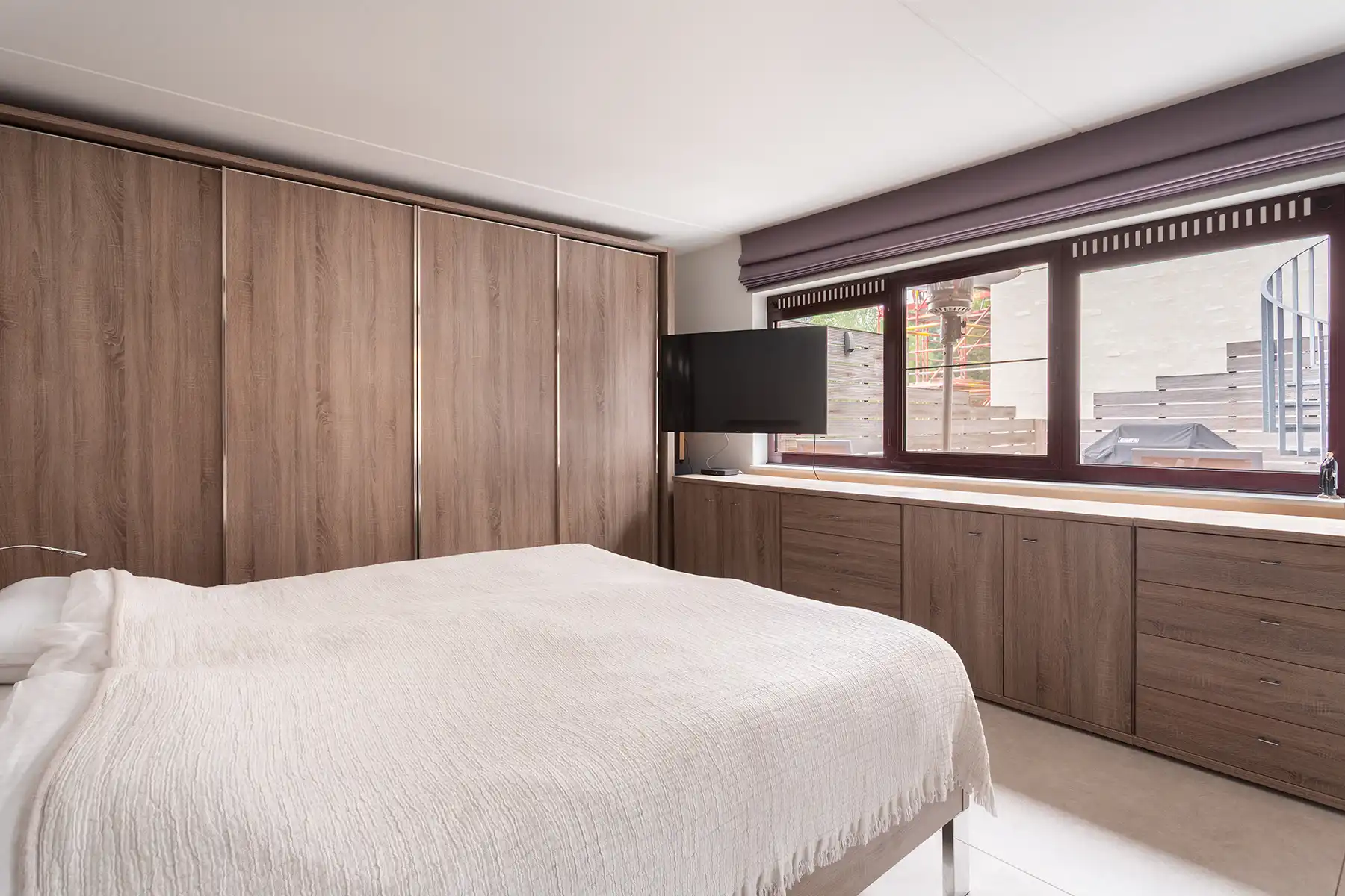 Modern gebouw met handel gelijkvloers en duplex-appartement. foto 17