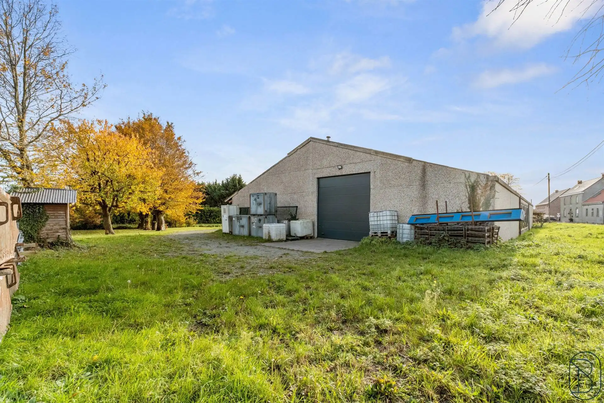 Commercieel gebouw van 750 m² met woning en parking. foto 8