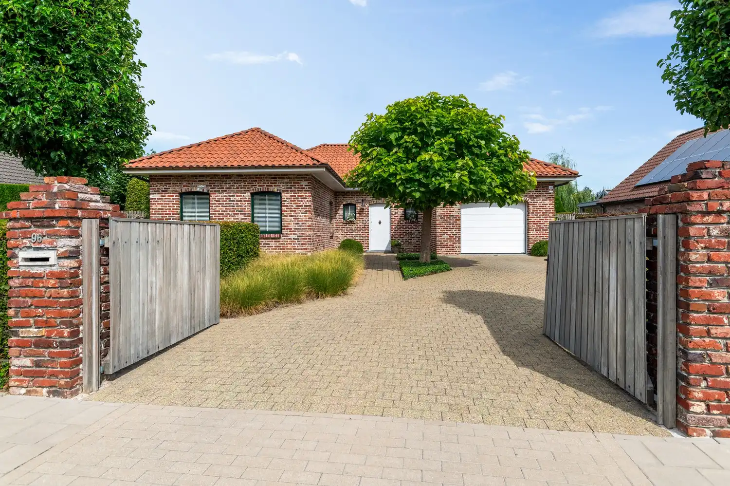 Instapklare laagbouwwoning met 3 slaapkamers & idyllische tuin te Lier foto 2
