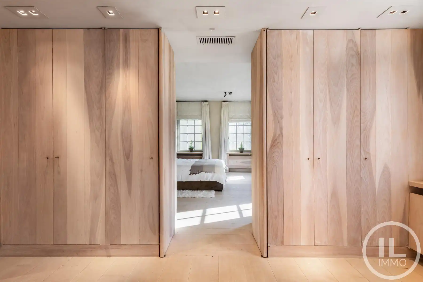 Schitterend domein van 7,7 ha met prachtige villa, zwembad, guesthouse, ruime schuur en uitgebreide paardenfaciliteiten. foto 17