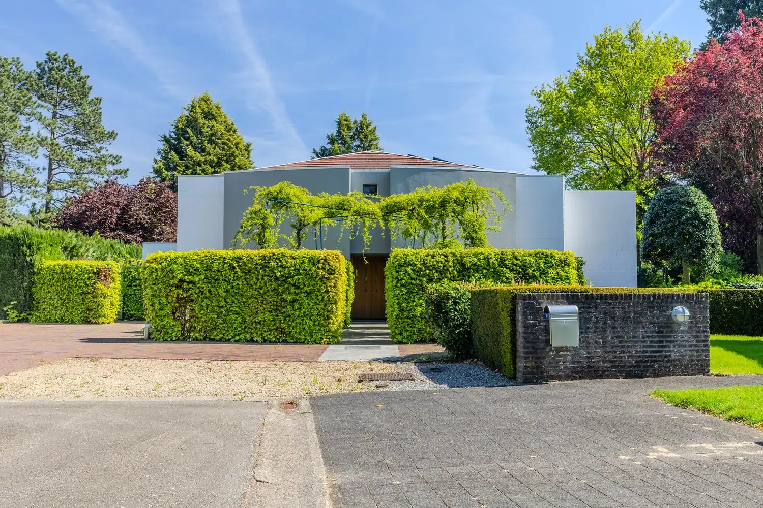 Hoofdfoto van de publicatie: Moderne villa met ruime leefruimte, 4 slaapkamers en 2 badkamers op 13 are in gegeerde buurt Neerharen- Lanaken