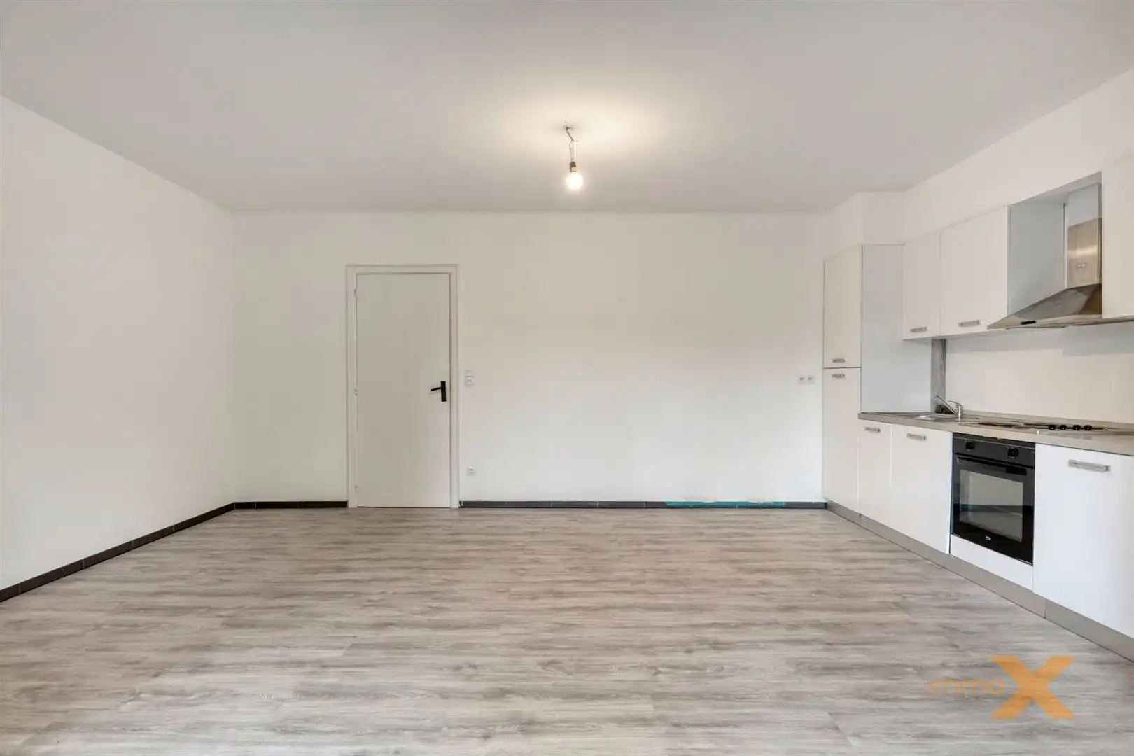 LICHTRIJKE WONING MET OPRIT EN RUIME TUIN foto 7