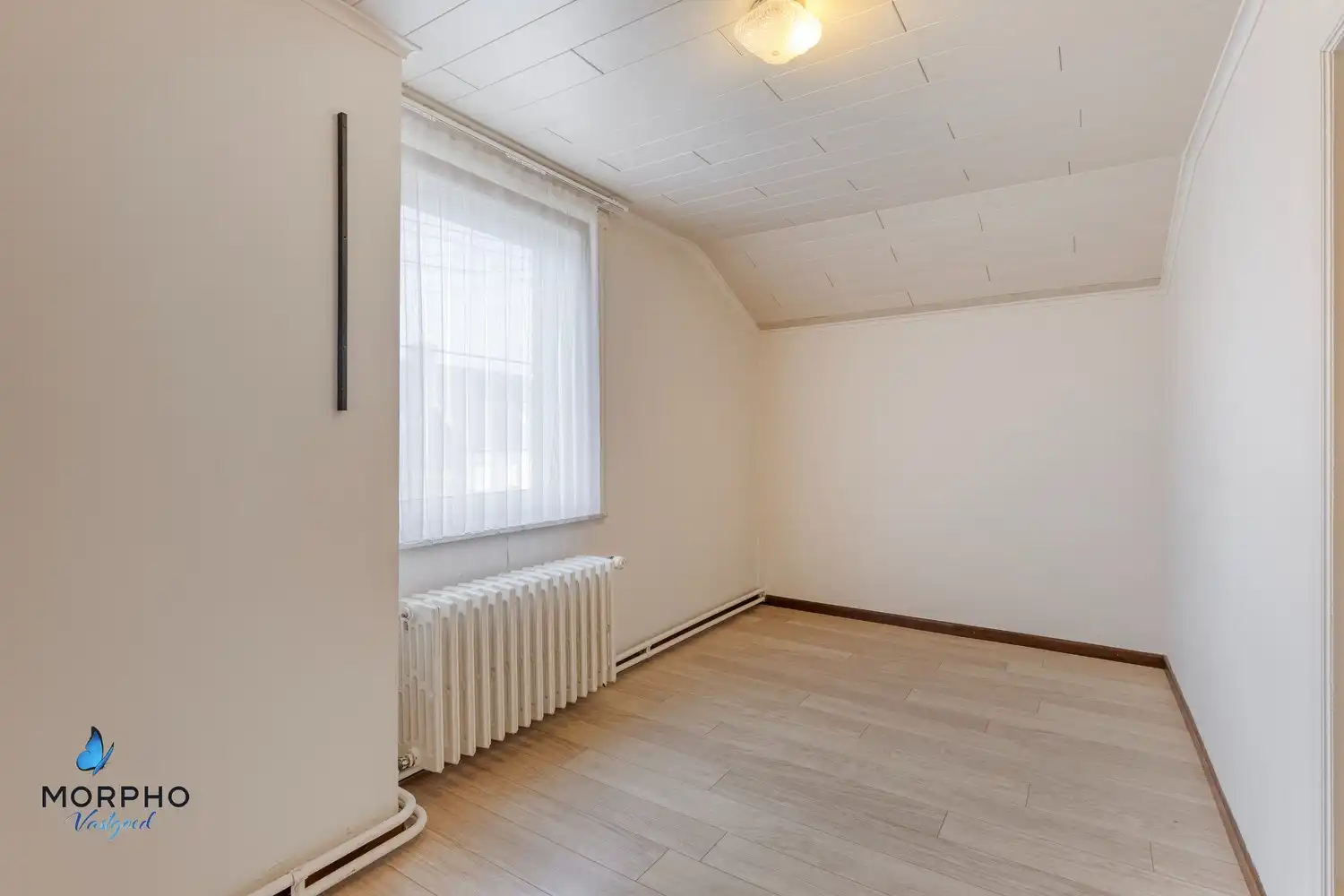 Ruime gezinswoning met 4 slaapkamers, garage en riante, pittoreske tuin foto 17