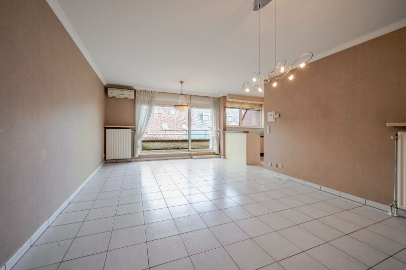 Roeselare-centrum. Lichtrijk 2-slaapkamerappartement in hartje Roeselare met vooraan en achteraan prachtige terrassen. Overal dichtbij en op 4 hoog gelegen ! foto 6