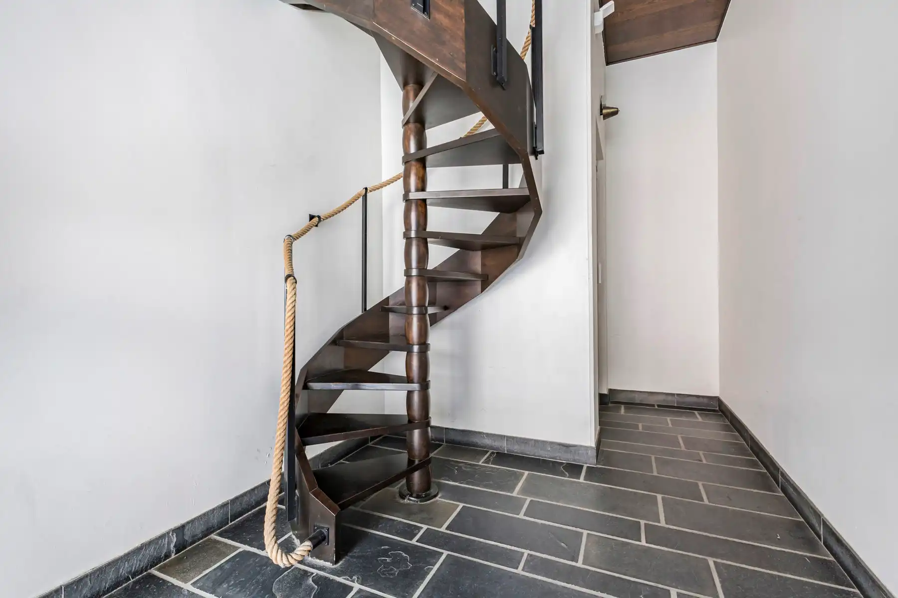 Goed gelegen appartement met 2 slaapkamers en bureau foto 2