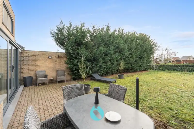 Kleinschalig gebouw met 2 appartementen en 2 garages foto 11