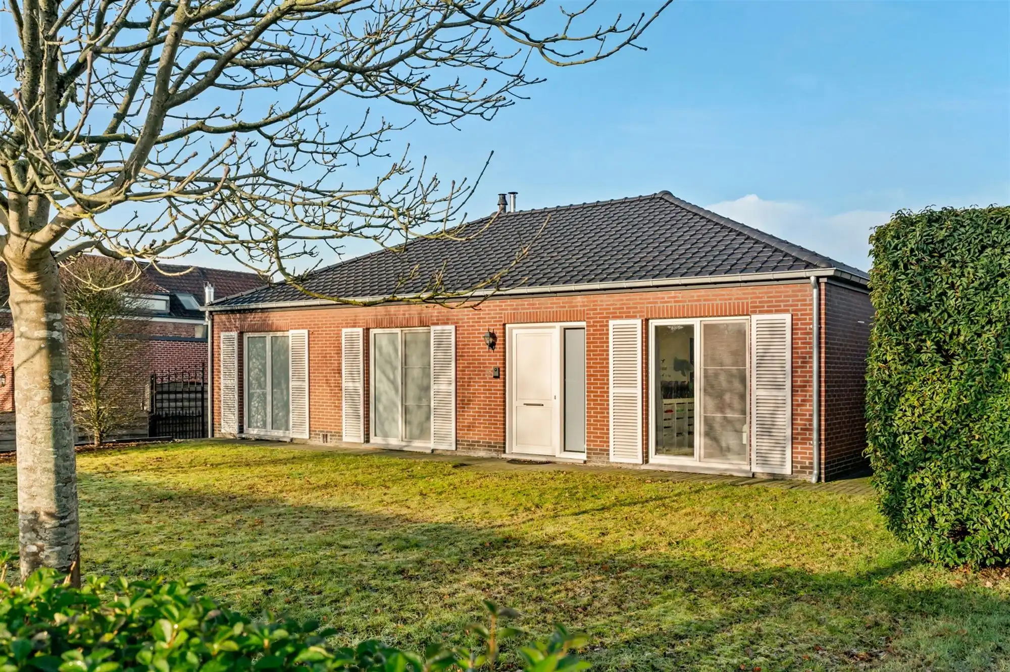 Hoofdfoto van de publicatie: INSTAPKLARE GELIJKVLOERSE WONING MET RUIME GARAGE OP 2191M2