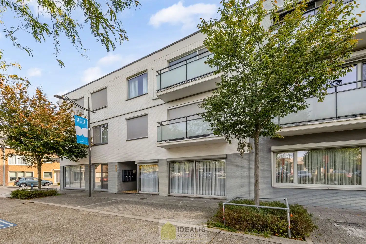 IDEALIS VASTGOED - GELIJKVLOERS APPARTEMENT IN HET CENTRUM VAN KAULILLE, BOCHOLT! Dit appartement van het bouwjaar 1972 biedt u een ruime keuken met aangrenzend bijkeuken met extra opbergruimte, een heerlijke woonkamer met grote glaspartijen, fijne slaapkamer, terras en privatieve garagebox. Dé unieke kans voor kandidaten op zoek naar een appartement op een aangename locatie vlakbij het centrum van Bocholt!! foto 5