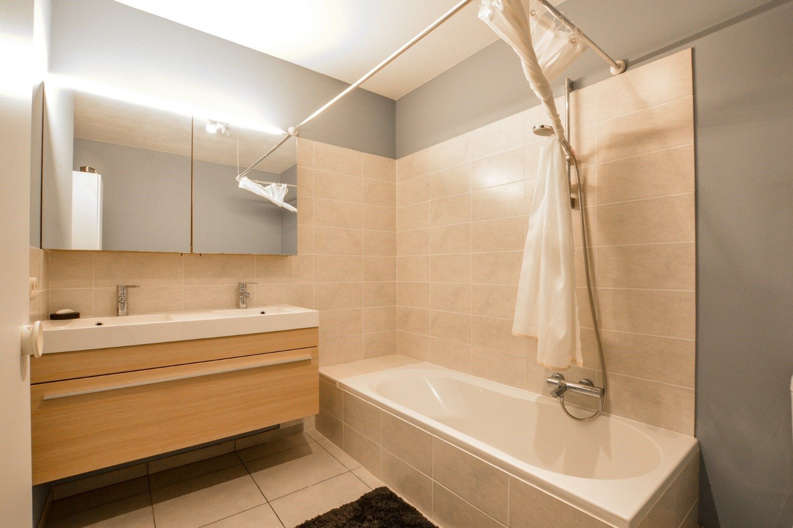 Ruim gelijkvloers appartement (118 m²) in hartje Jabbeke! foto 6