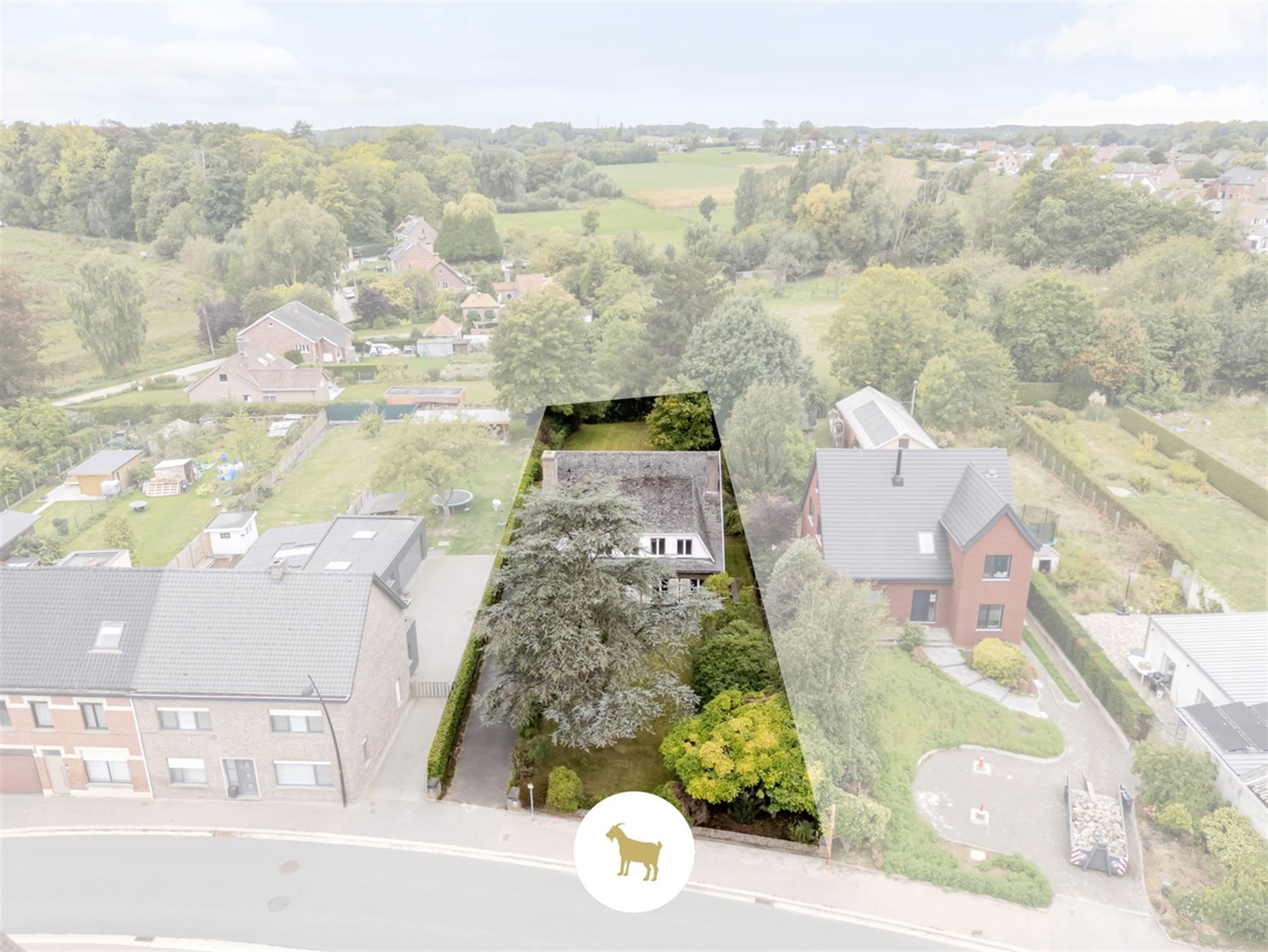 Te renoveren RUIME ALLEENSTAANDE VILLA met 4 SLAAPKAMERS, BUREAU en GARAGE op een prachtig zuidwestgericht PERCEEL van 1.300 m² foto 3