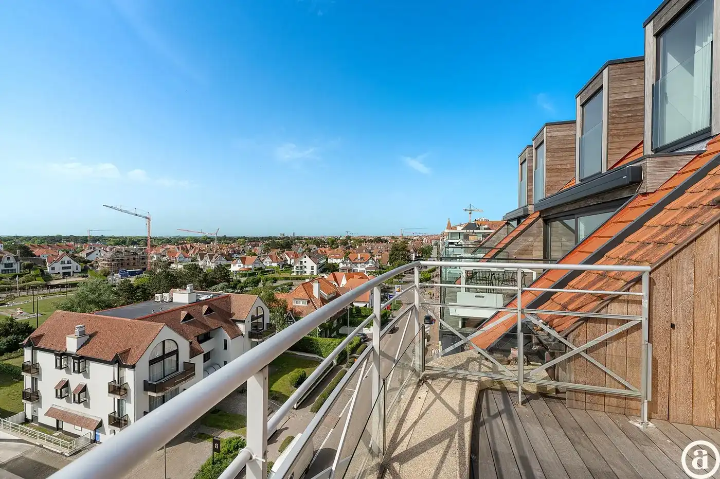 Zonnig gerenoveerd duplex penthouse appartement te Zoute.  foto 2