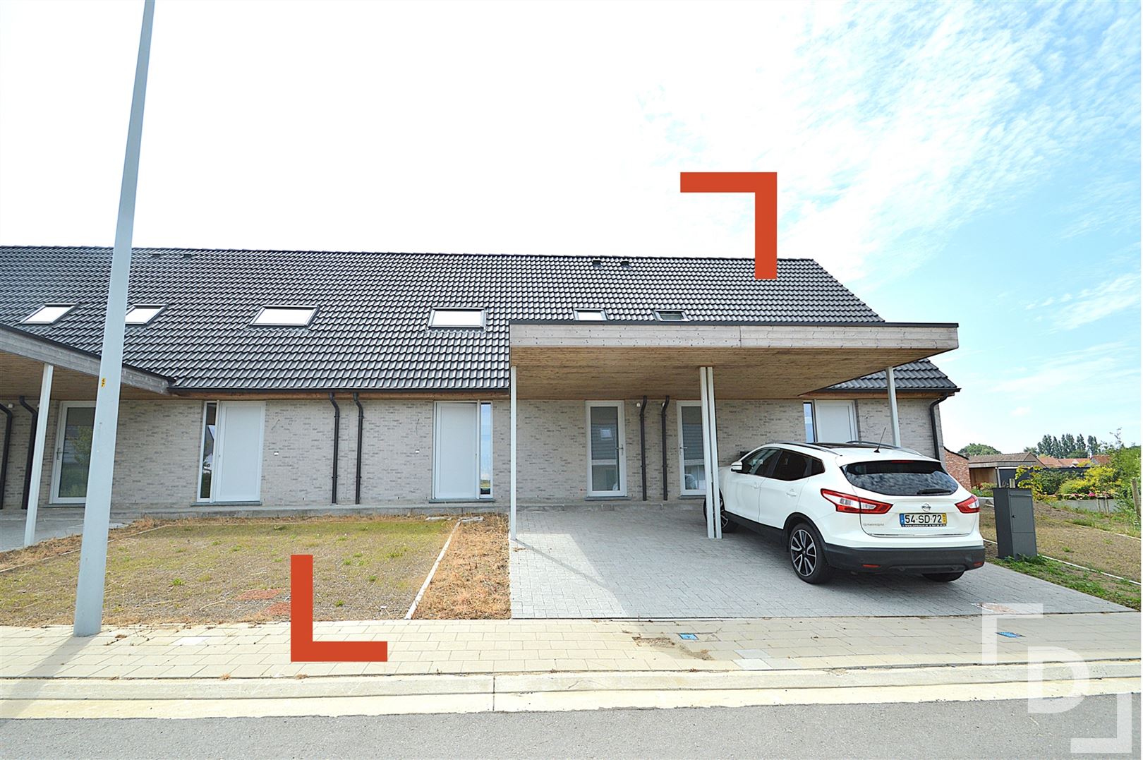 Nieuwbouwwoning met carport te huur in Wijtschate. foto {{pictureIndex}}