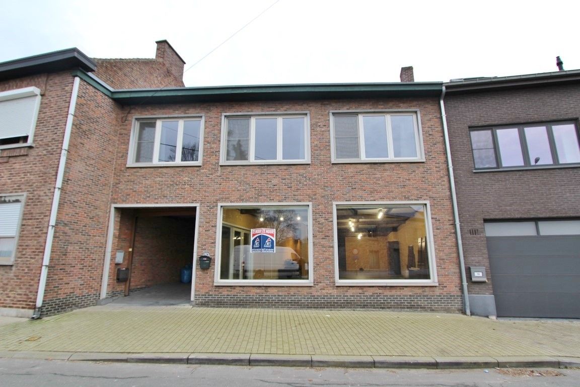 Handelsgelijkvloers  met een totale oppervlakte van 396m² foto {{pictureIndex}}