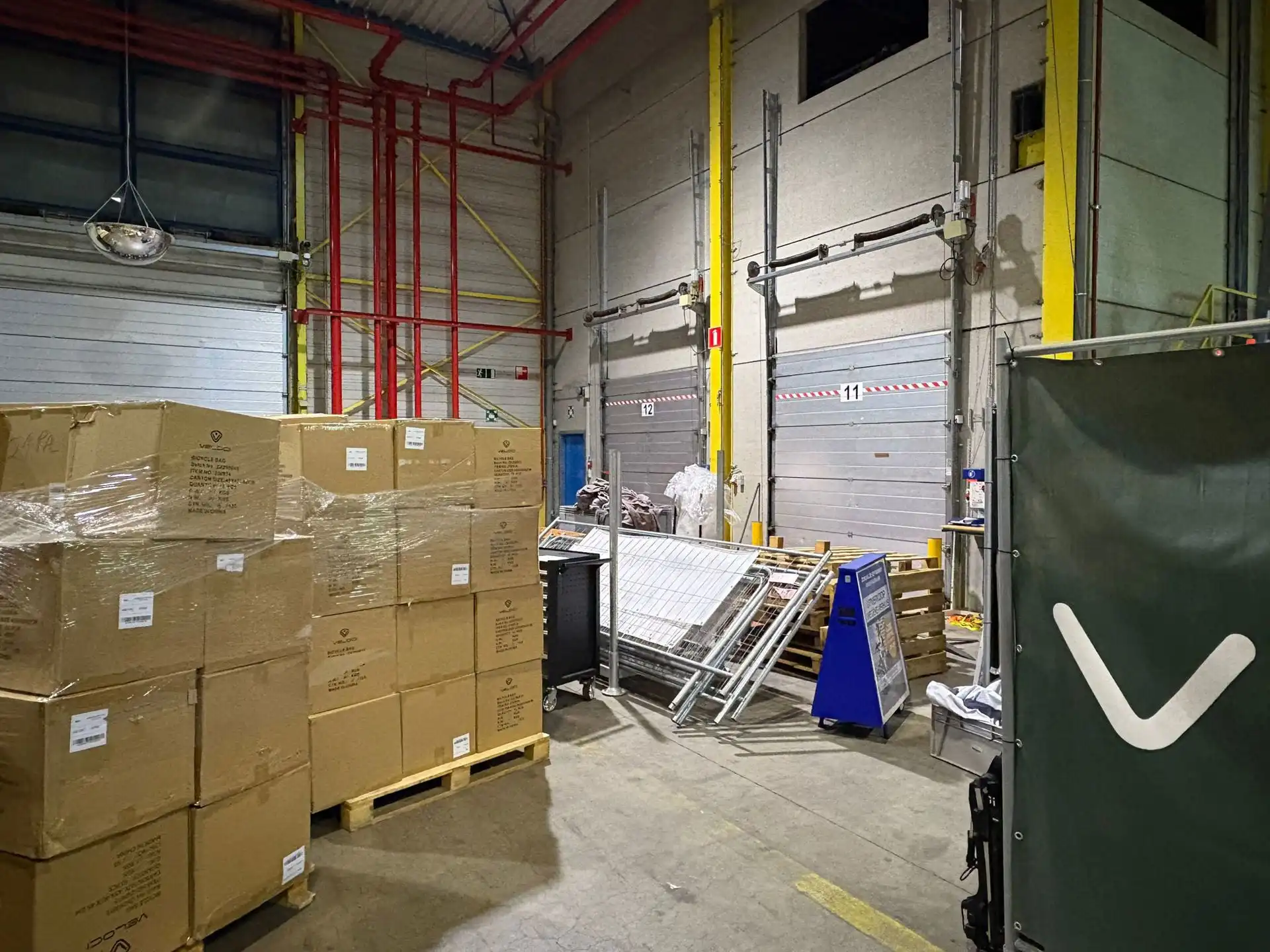 Hoge magazijnruimte van 5.400m² met hoogtes van  ca. 9m en ca. 14m foto 6