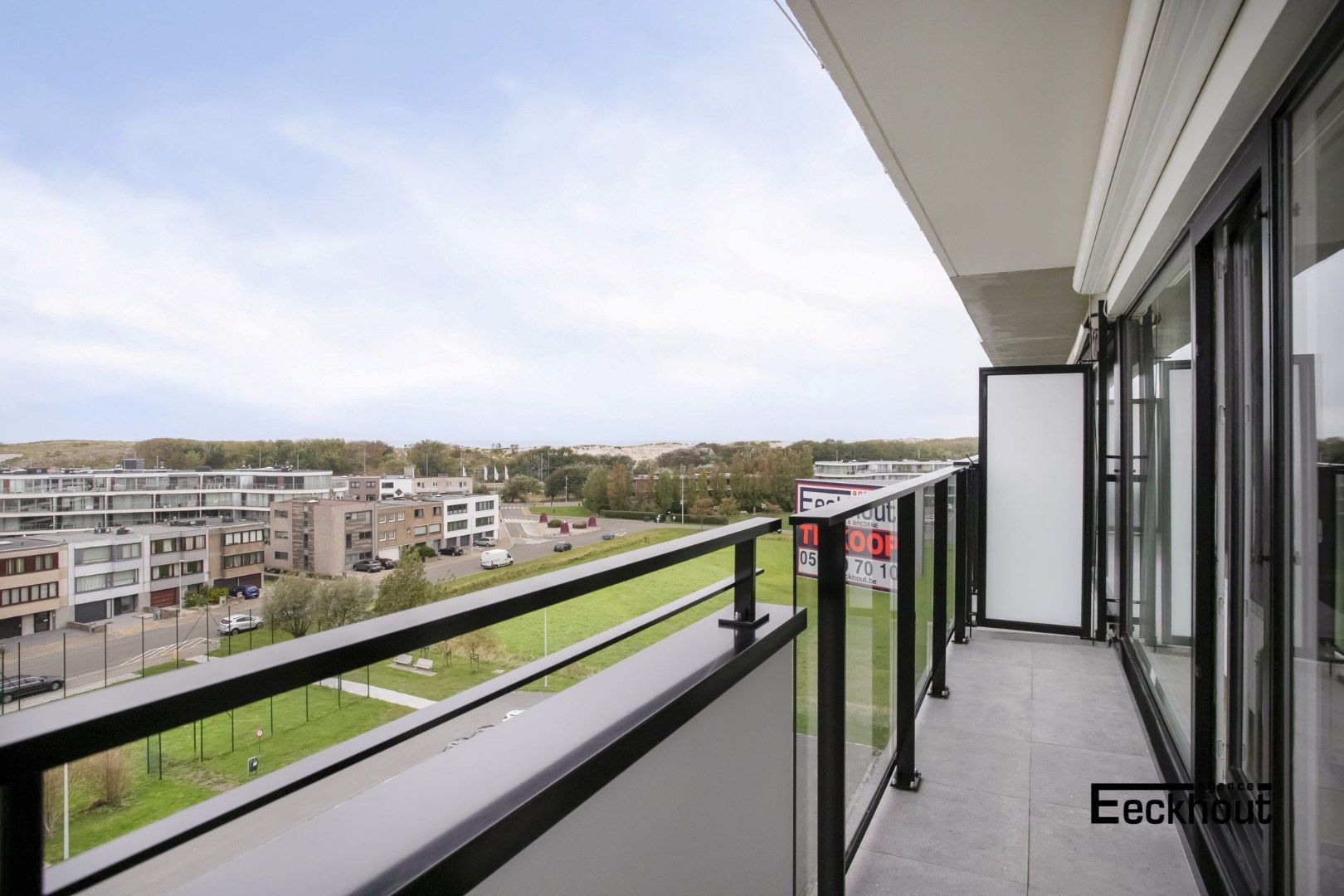 Ruim appartement met terras en open zicht in Bredene foto 2