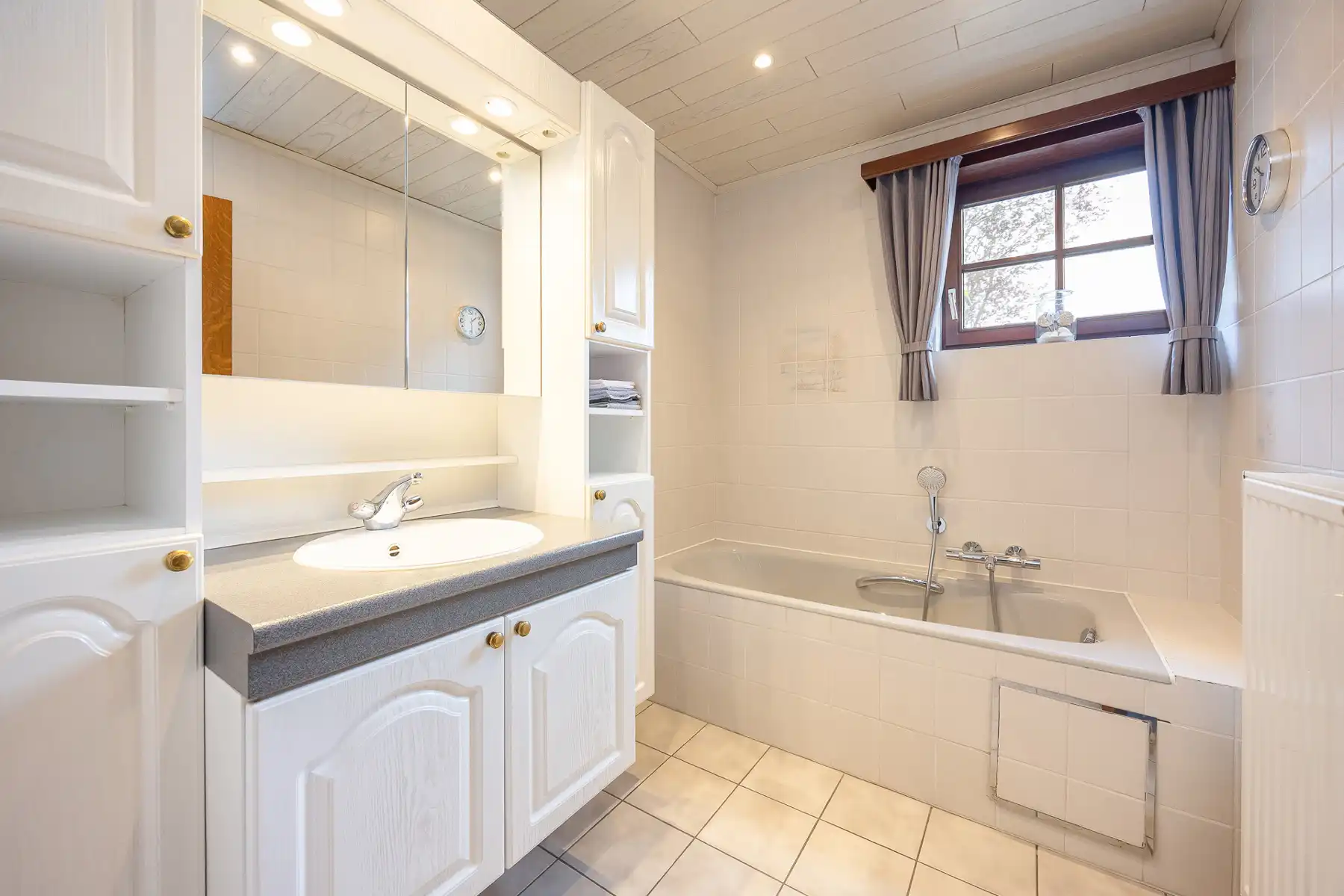 Rustig gelegen gezinswoning met 5 slaapkamers op een perceel van 1.782m². foto 8