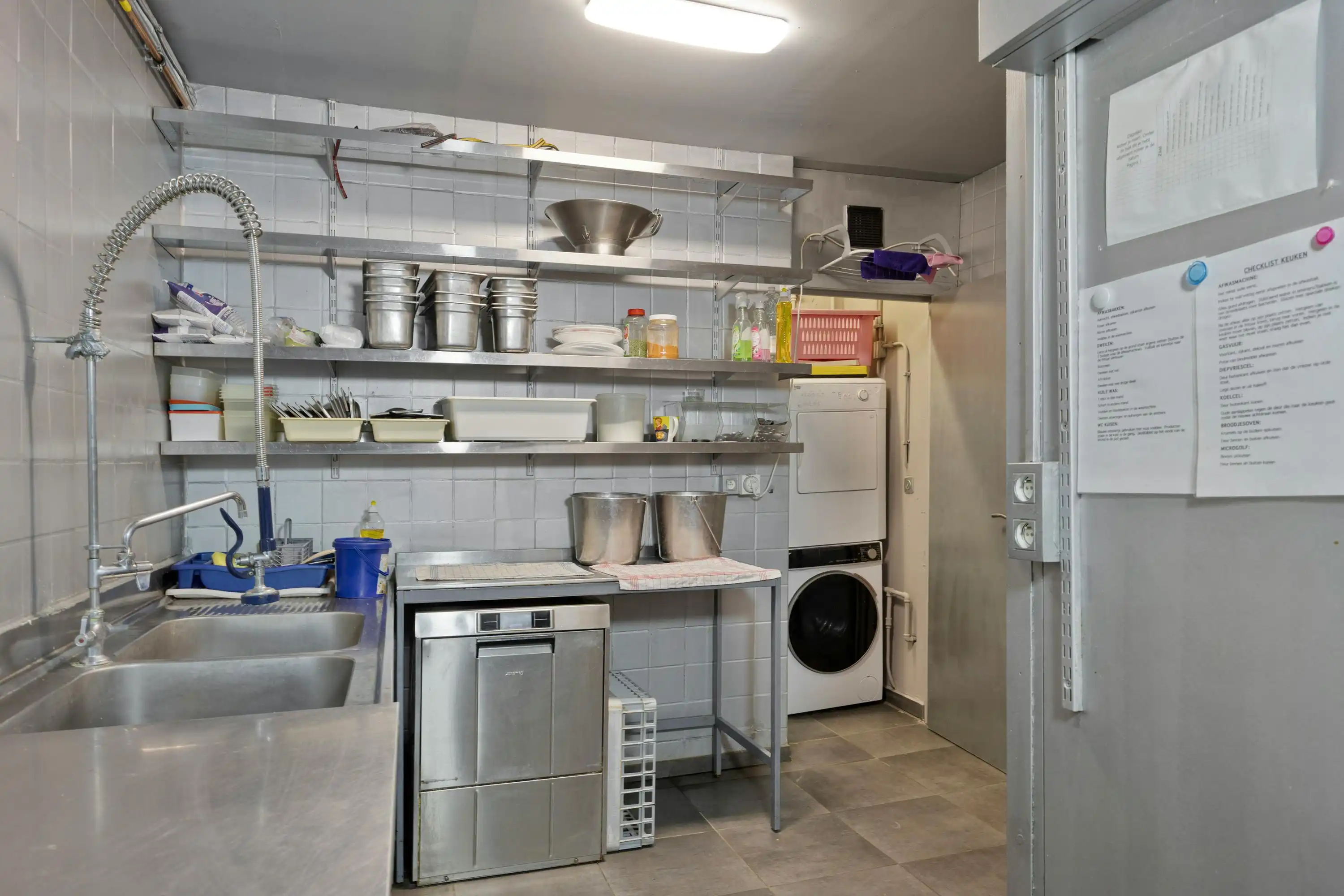 Handelsgelijkvloers met appartement op de markt in Ternat foto 7