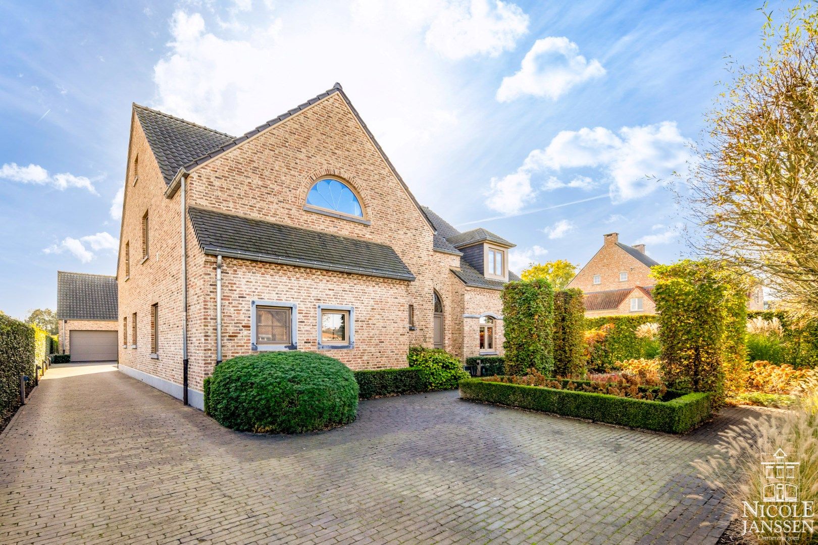 Instapklaar landhuis met vier slaapkamers, zwembad en vrijstaand bijgebouw foto 3