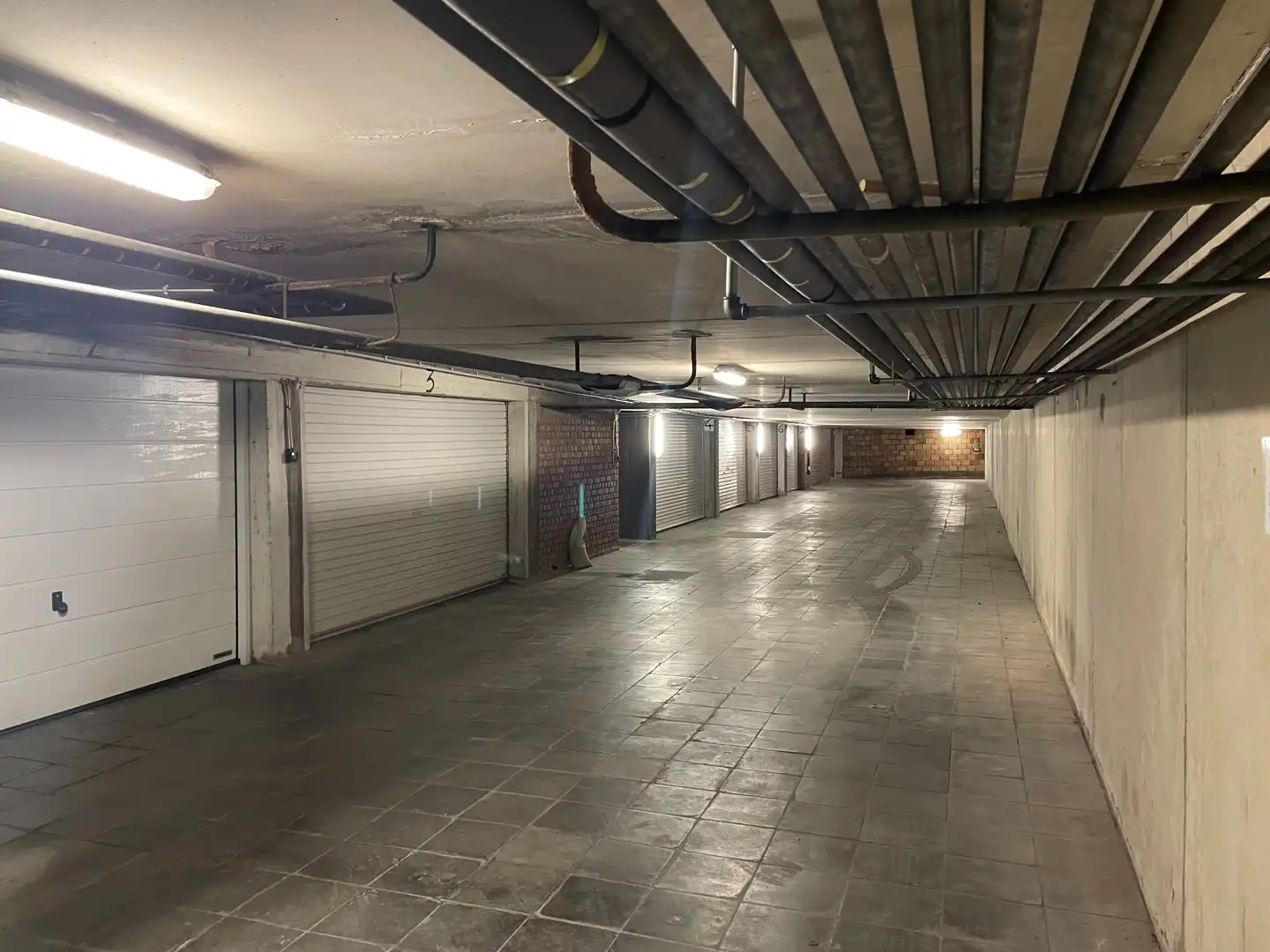 Ruime garagebox onmiddellijk beschikbaar foto 4