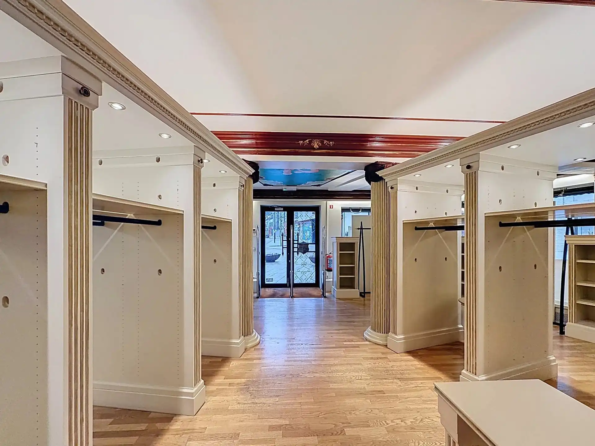 Ruim handelspand met kantoor en keuken op toplocatie. foto 9