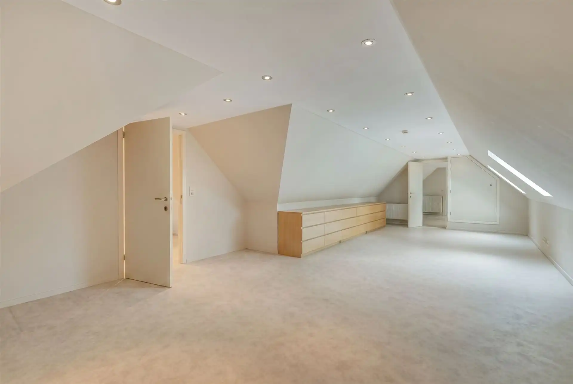 Open bebouwing met 5 (mog. 7) slaapkamers, tuin en garage foto 18